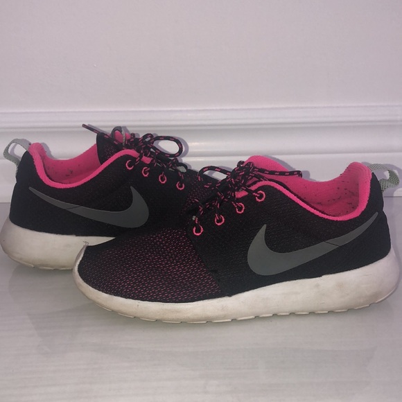 Woman’s Nike Roshe One - Picture 4 of 5